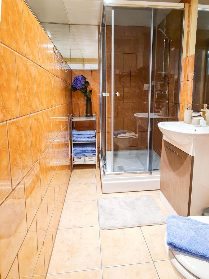 Ohtu Poik 2 City Center Basement Apartment 페르누 외부 사진