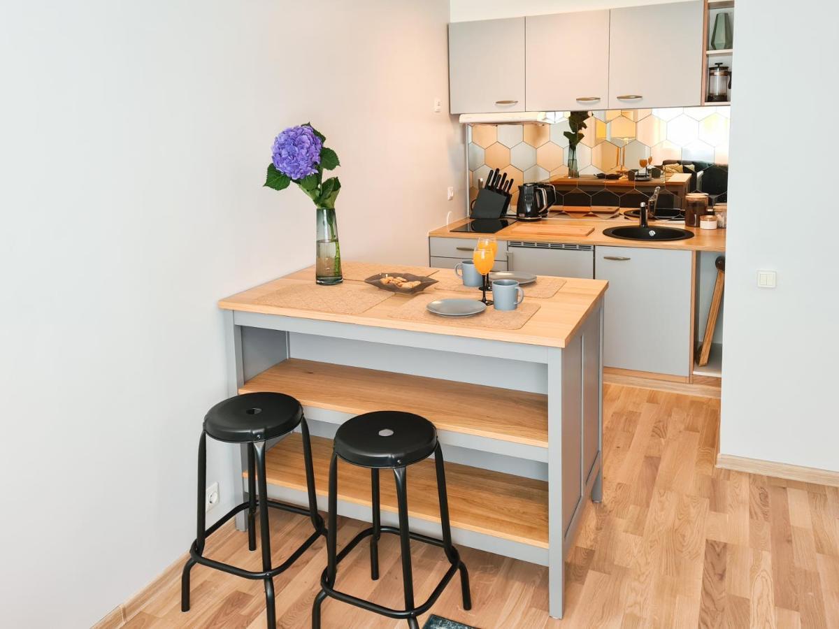 Ohtu Poik 2 City Center Basement Apartment 페르누 외부 사진