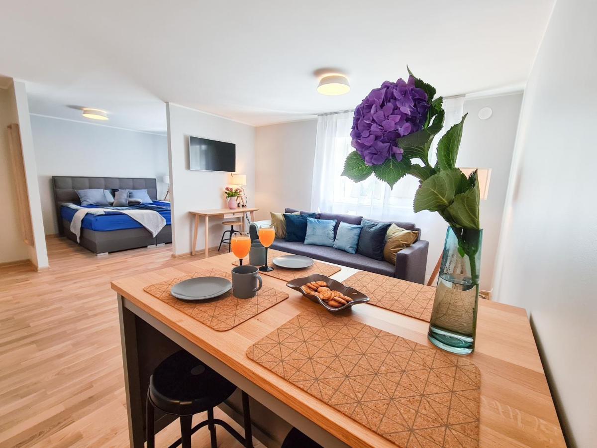 Ohtu Poik 2 City Center Basement Apartment 페르누 외부 사진