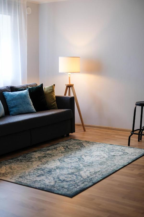 Ohtu Poik 2 City Center Basement Apartment 페르누 외부 사진