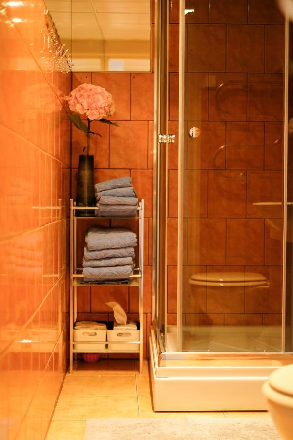 Ohtu Poik 2 City Center Basement Apartment 페르누 외부 사진